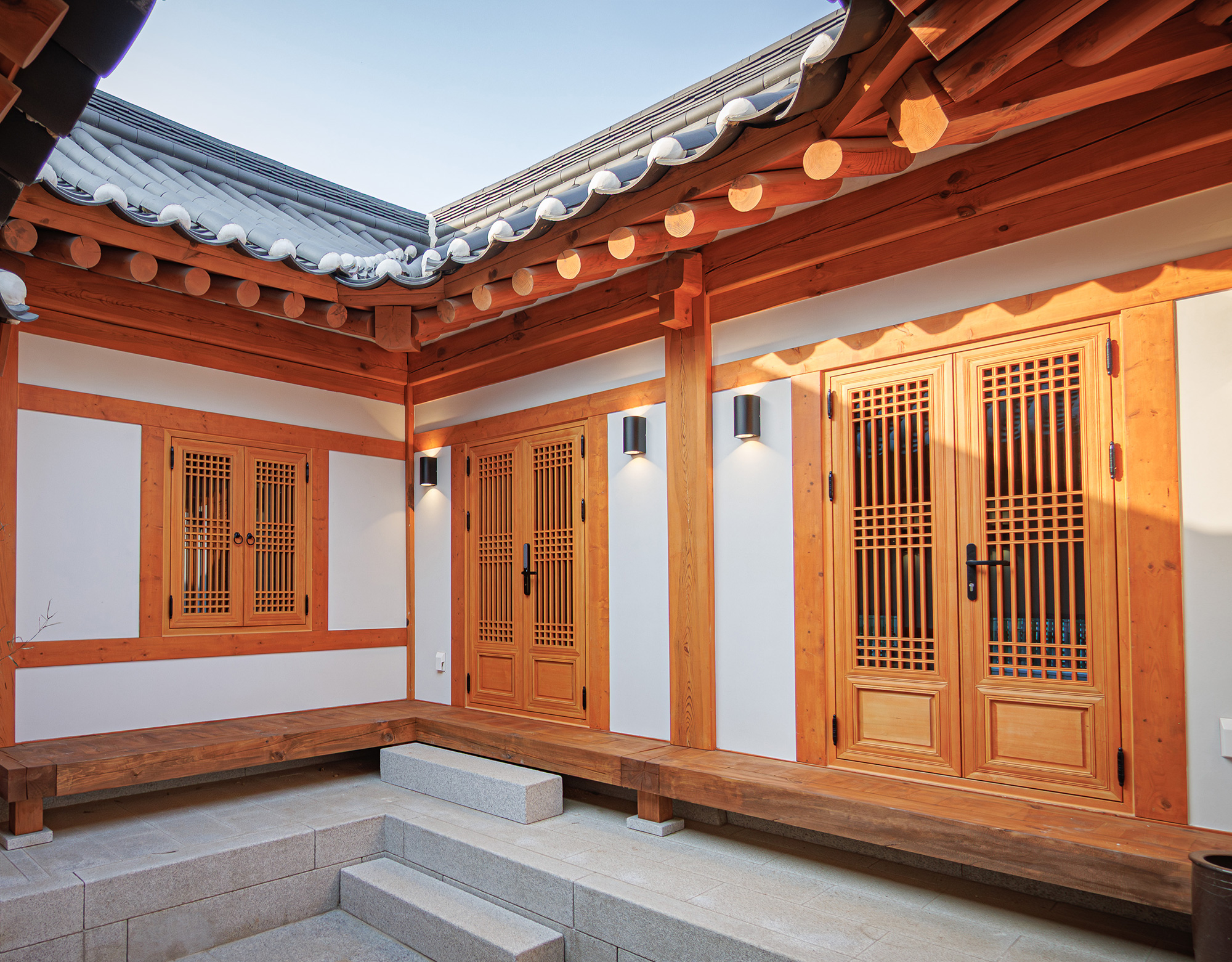 inner courtyard where the paper windows and toenmaru meet under a blue sky