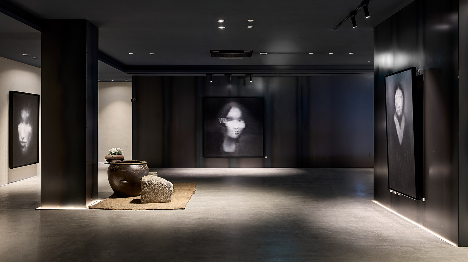 O's Suwon gallery hall where portrait paintings and earthenware jars harmonize