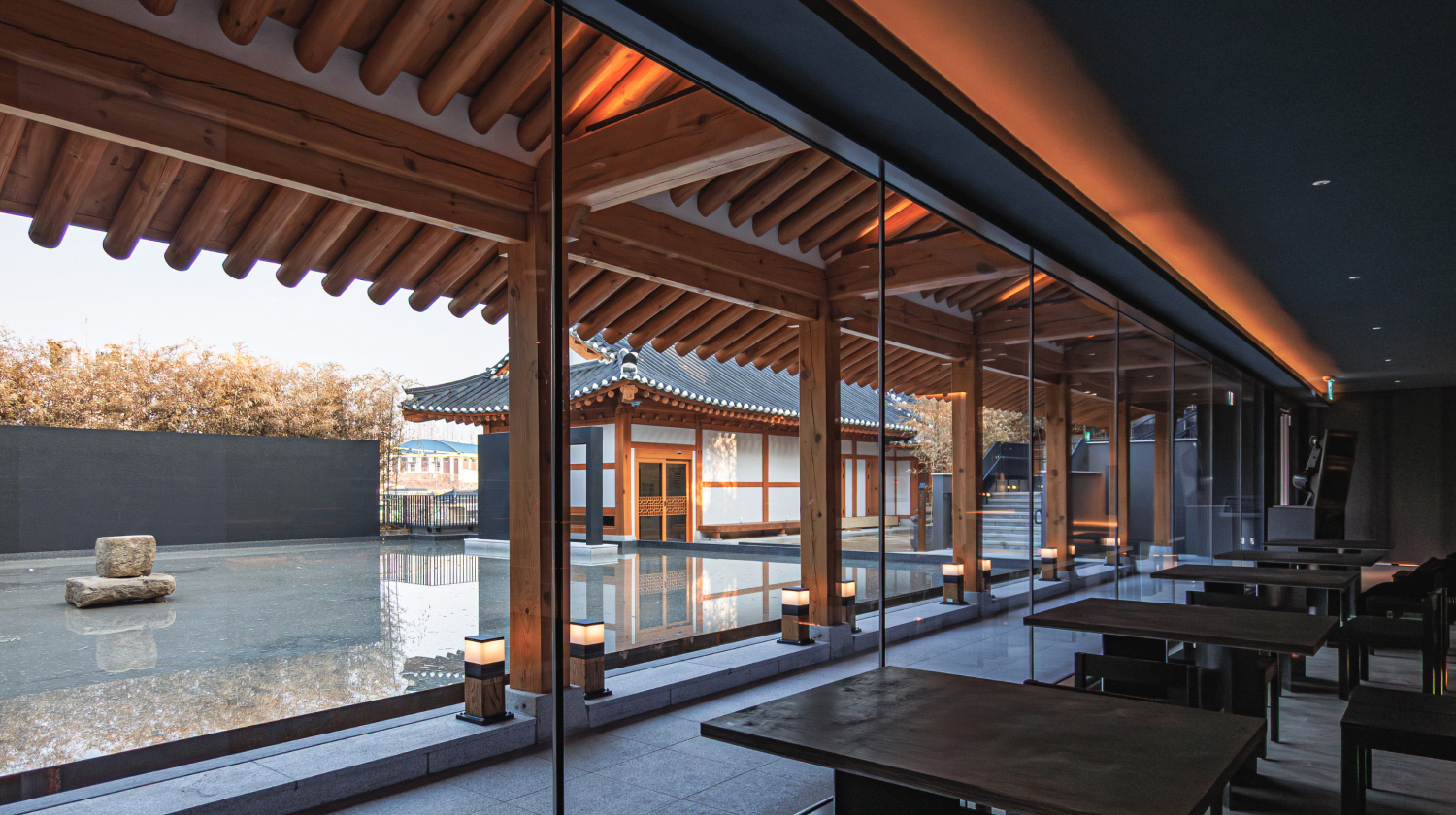A cafe where water garden and hanok unfold beyond the glass wall