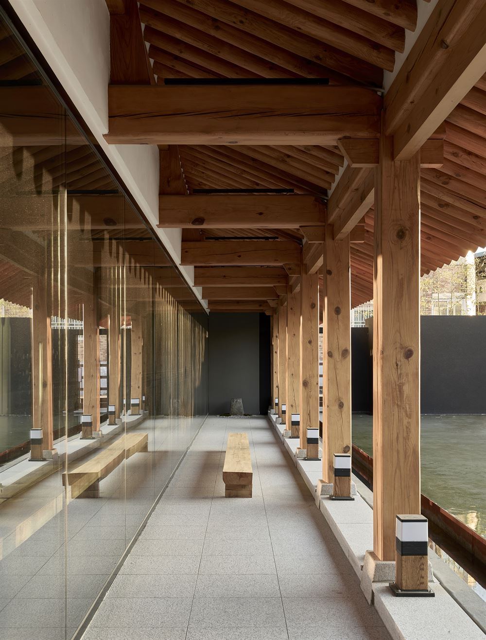 The corridor of Namsuheon running along water garden
